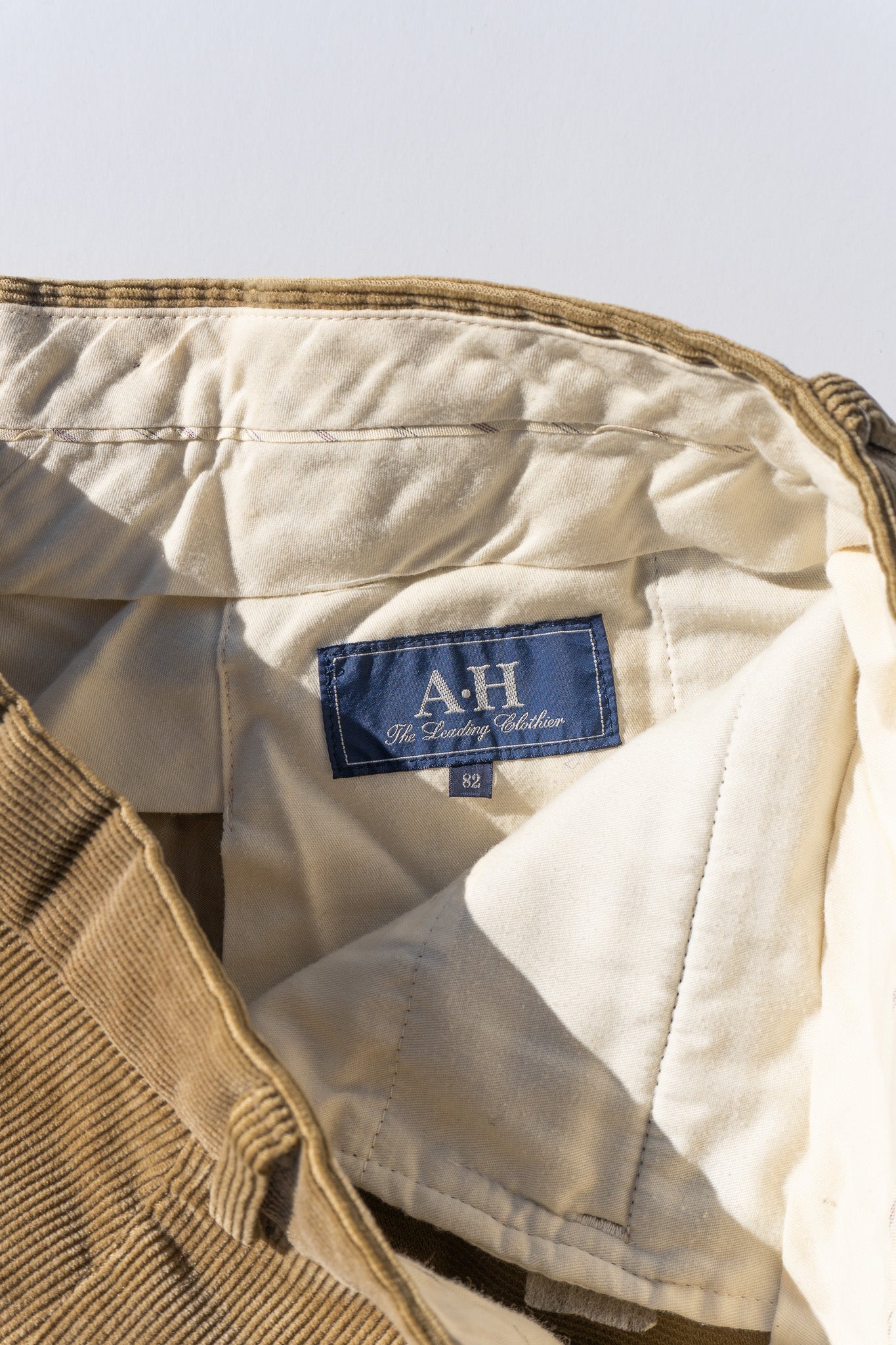 "A•H" Corduroy Center press Pants